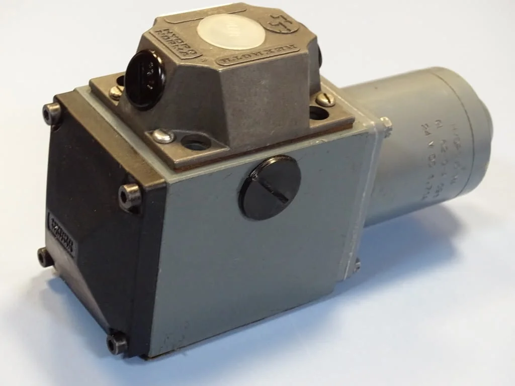 Хидравличен разпределител Rexroth 4 WE 10 D10/LG24ND directional control valve 24VDC — снимка 3