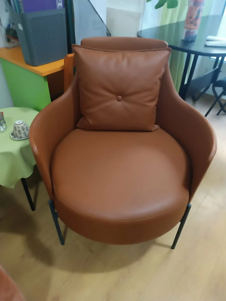 Продавам светло кафяво кожено кресло