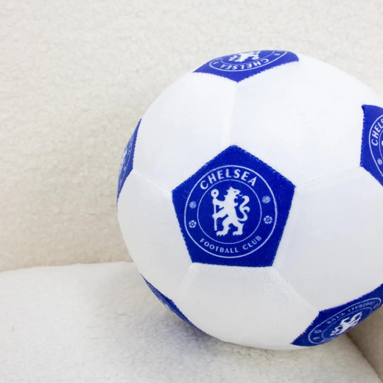 Официално лицензиранa кръгла възглавница Chelsea – супер мека, 25 x 25 см — снимка 6