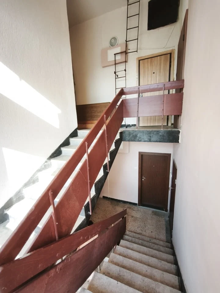 Продавам тристаен апартамент в гр. Перник кв. Изток — снимка 8