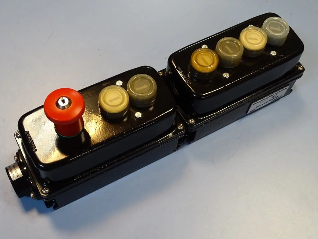 Бутониера 6 бутона+стоп G.Gioverzana 541050Ex button station protection — снимка 8