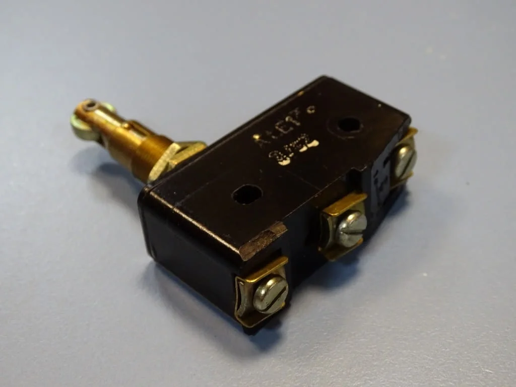 Микроизключвател VEB Robotron typ A1E1(ALE1) micro switch button 380VAC — снимка 7