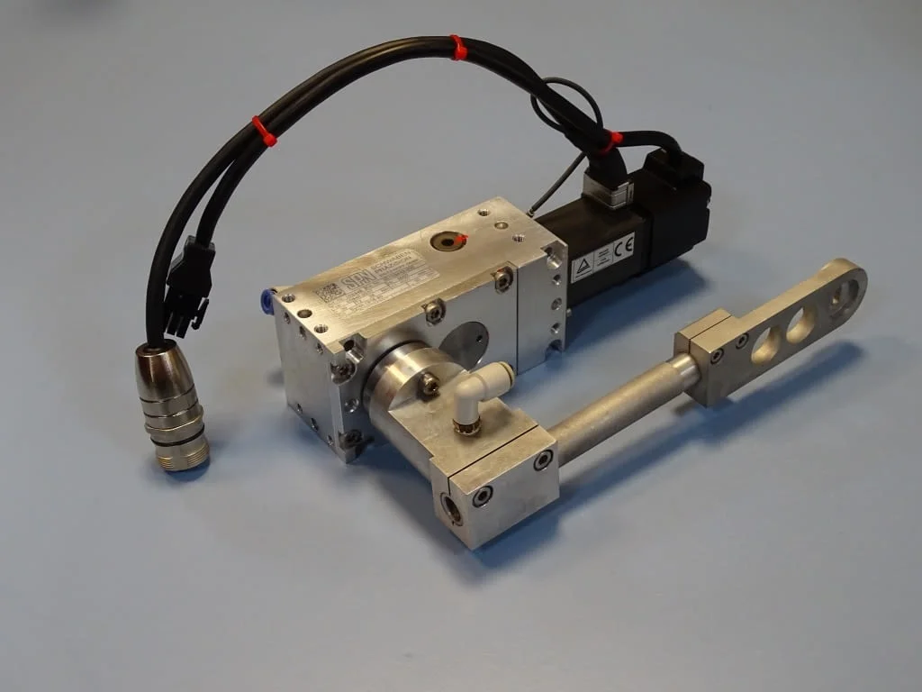 Мотор редуктор MITSUBISHI HC-MFS13-S13 AC servo motor SPN worm gear box