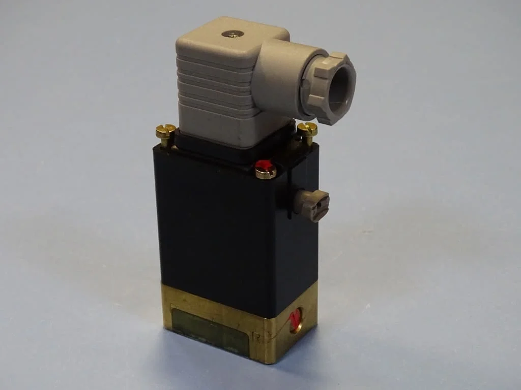 Магнет вентил Burkert 331-C-1.5-B-MS 3/2 way solenoid valve 220VAC — снимка 3