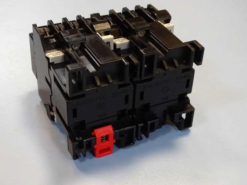 Контактор Telemecanique CA2-DK122.A65 contactor auxiliari 10A 220/240V — снимка 4