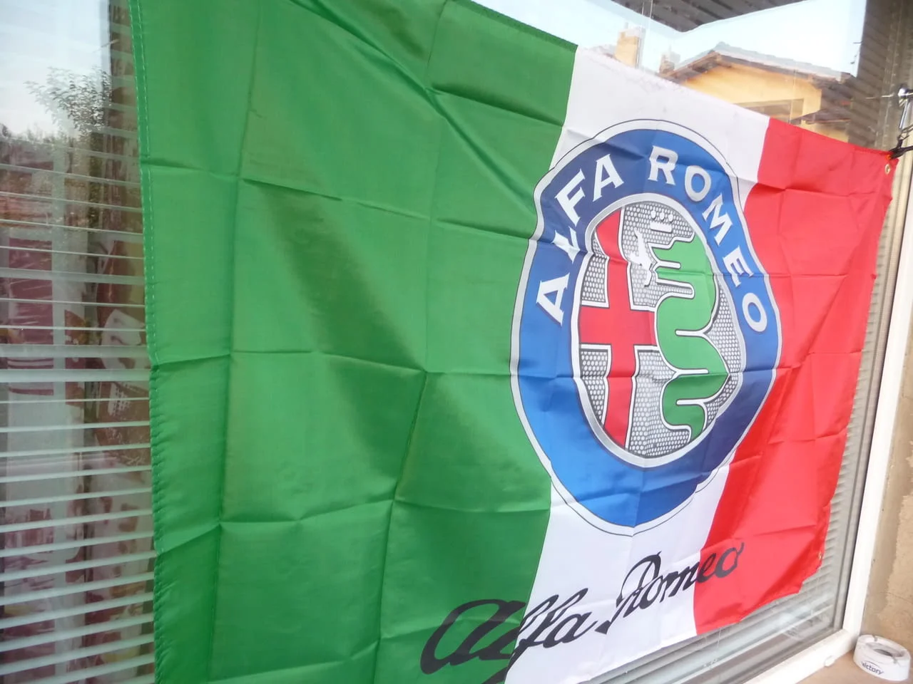 Знаме Alfa Romeo кола марка италиянска емблема Алфа Ромео Италия бърза спортни автомобили красиви фе — снимка 2