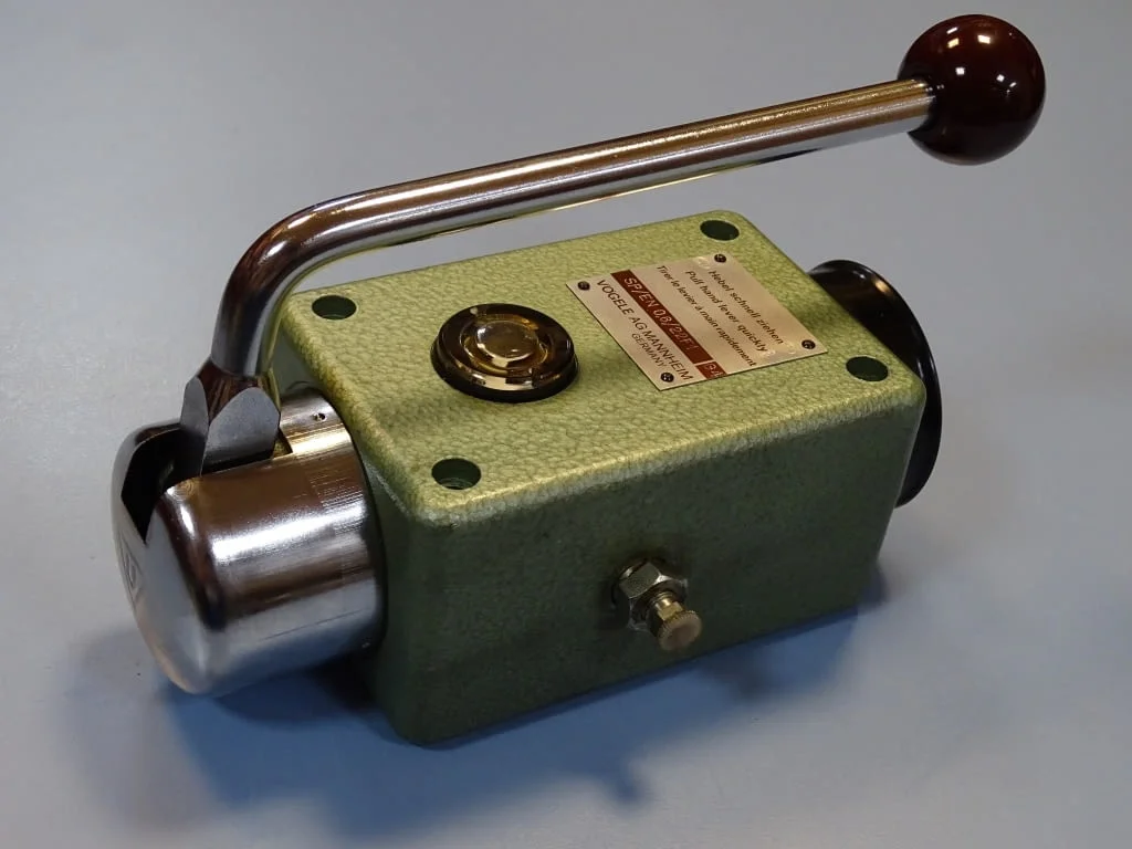 Хидравлична ръчна помпа Vogele AG Mannheim SP/EN 0.6/22F1 Hand Level Oiler Control Valve — снимка 2
