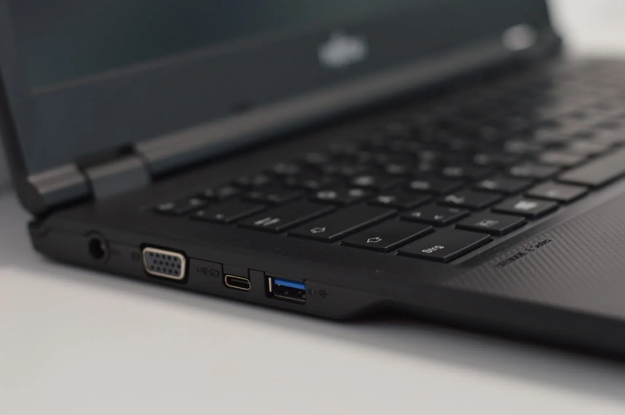 Fujitsu LifeBook E449 - 14" (1920x1080 ) FULL HD / Intel Core i3-8130U / 8GB RAM DDR4 / 256GB SSD / — снимка 4