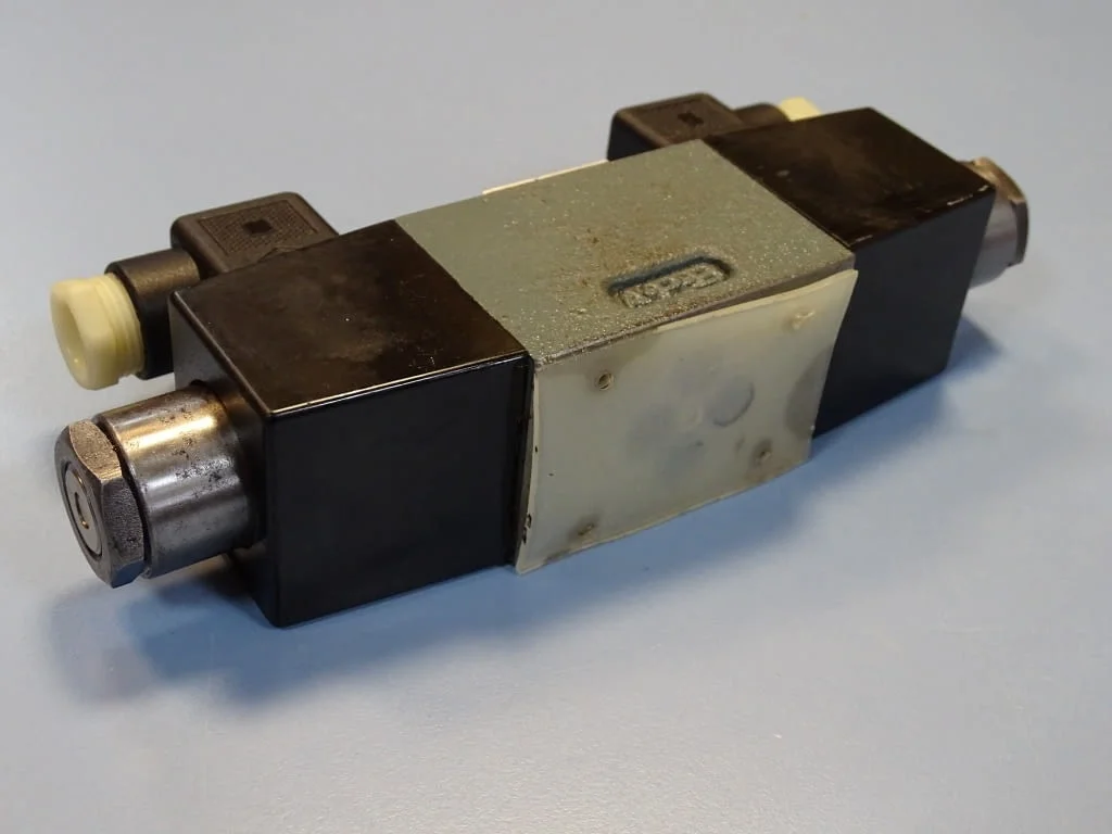 Хидравличен разпределител SUMITOMO SD4SGS-AGB-02C-100-11 directional valve 100V — снимка 4