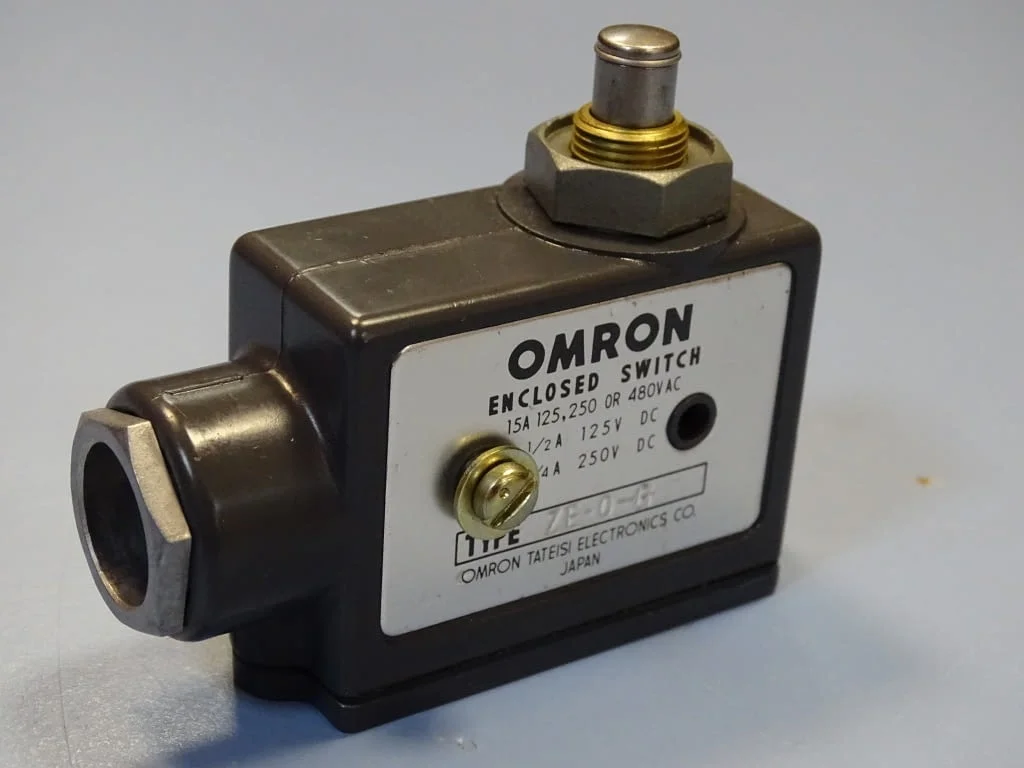 Изключвател Omron ZE-Q-G Enclosed Switch Plunger 15A — снимка 3
