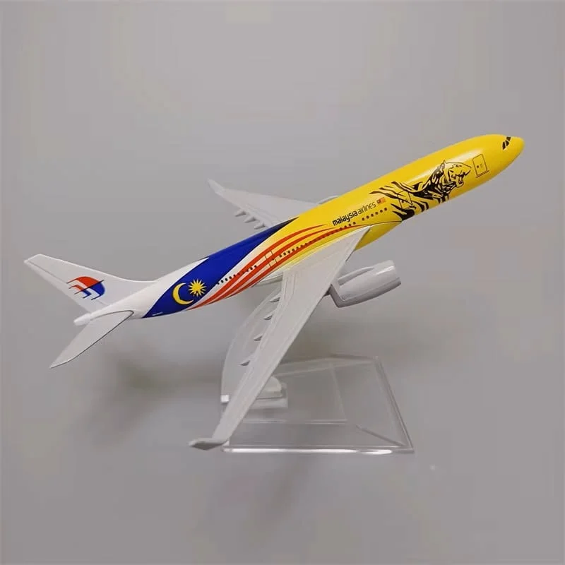 Еърбъс 330 самолет модел макет Malaysia Airlines метален самолетен билет багаж куфар безмитна зона — снимка 5