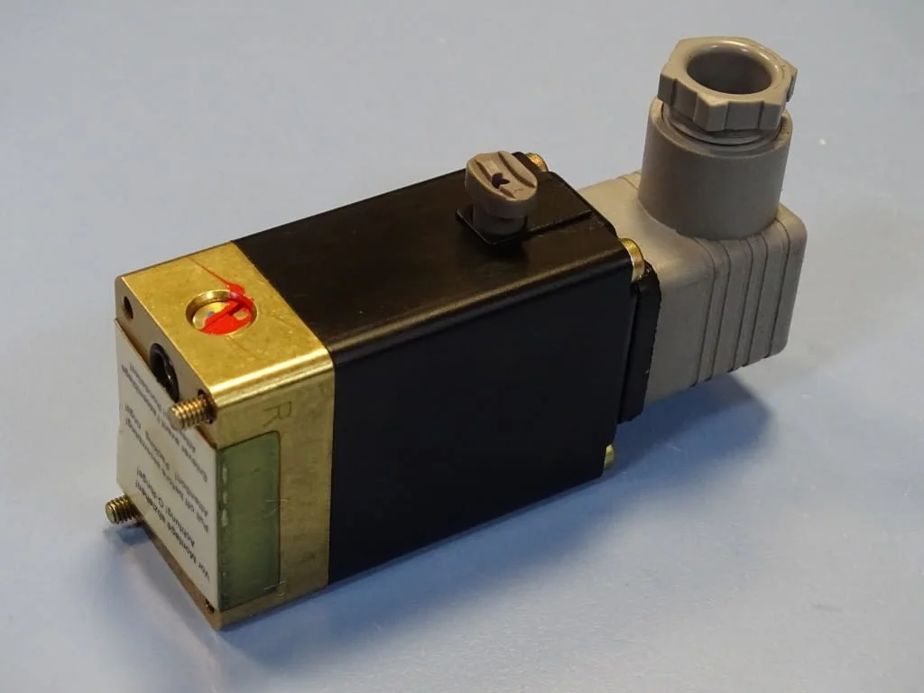 Магнет вентил Burkert 331-C-1.5-B-MS 3/2 way solenoid valve 220VAC — снимка 6