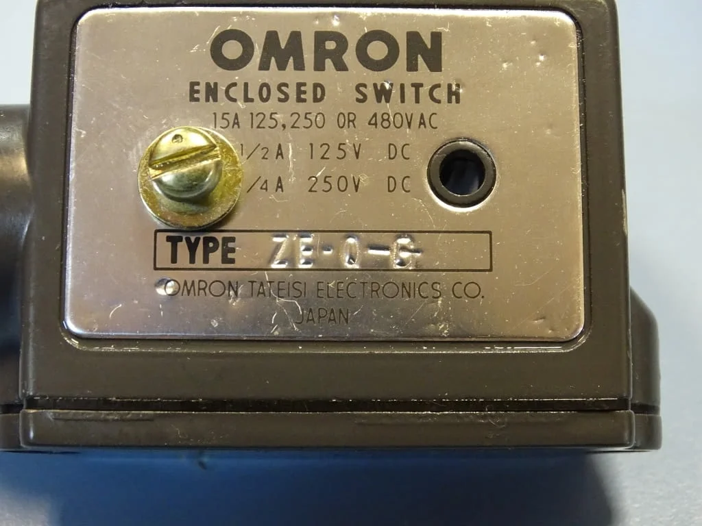 Изключвател Omron ZE-Q-G Enclosed Switch Plunger 15A — снимка 4