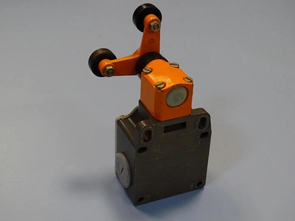 Изключвател позиционен Siemens 3SE3 100-1T Position Switch/Limit Switch 10A 220V — снимка 3