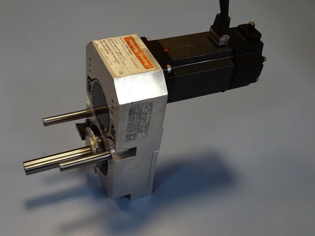 Мотор редуктор MITSUBISHI HC-MFS43-S13 AC servo motor SPN worm gear box