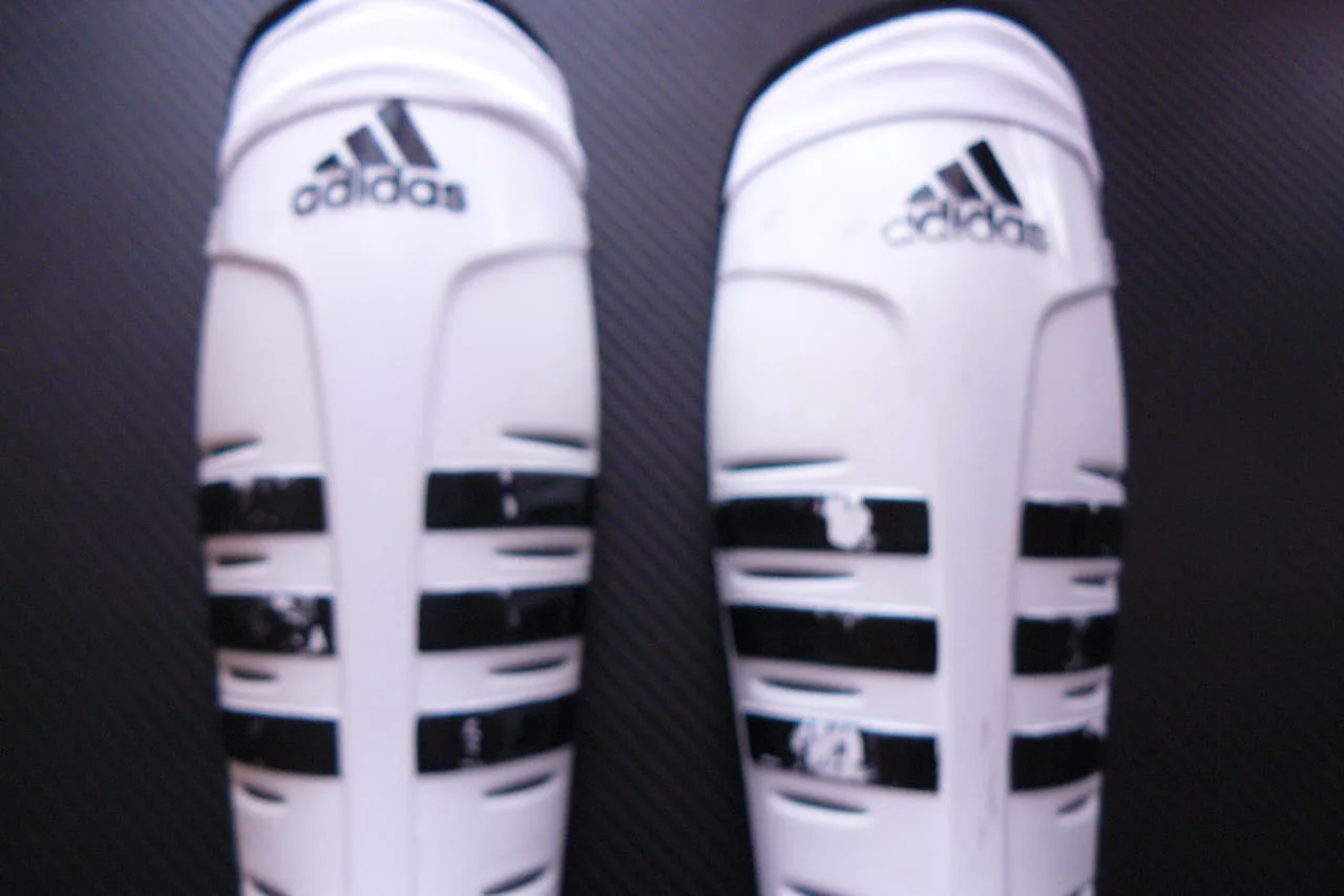 Футболни кори Adidas футбол калци протектори спорт топка гол бяло черно спортист футболист обувки — снимка 3