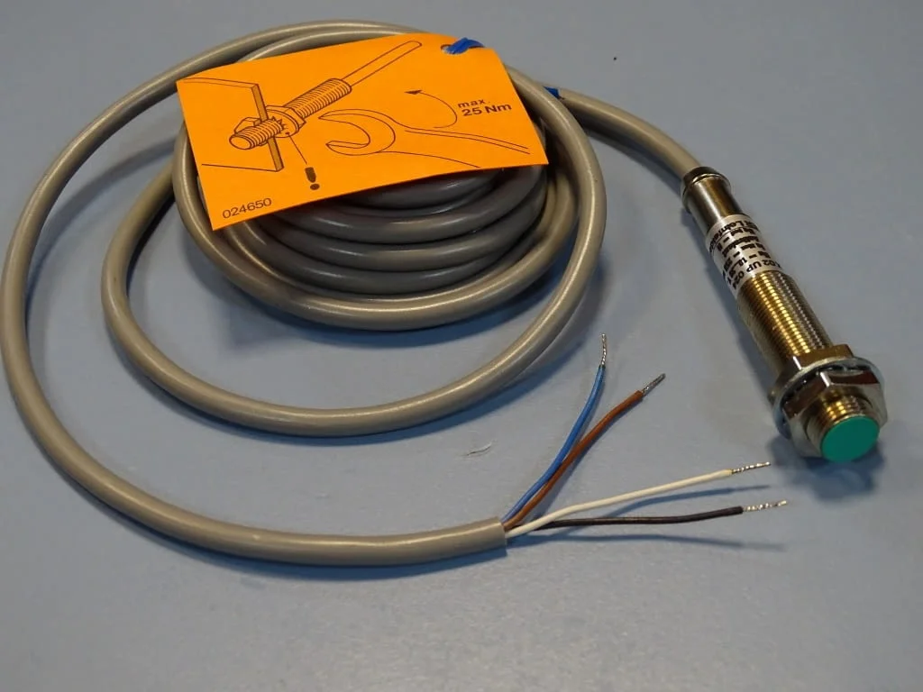Индуктивен датчик EUCHNER EGT 12X02UP024 precision proximity switch 10-30VDC — снимка 2
