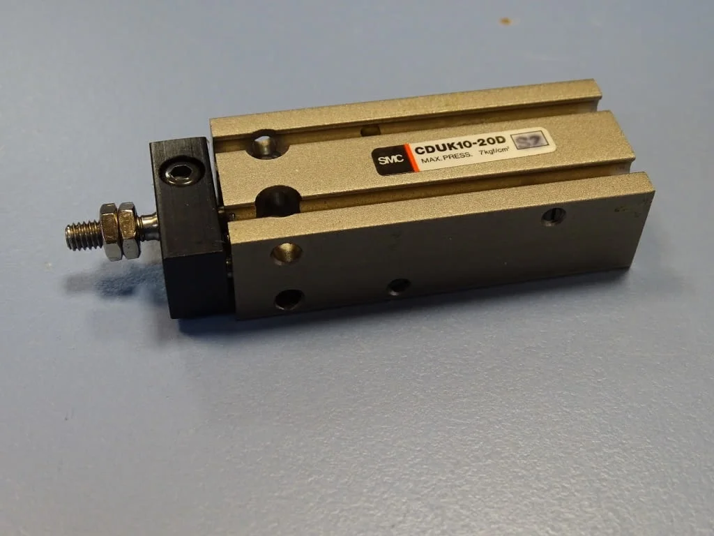 Пневматичен цилиндър SMC CDUK10-20D + 2 сензора SMC D-97 indicator — снимка 2