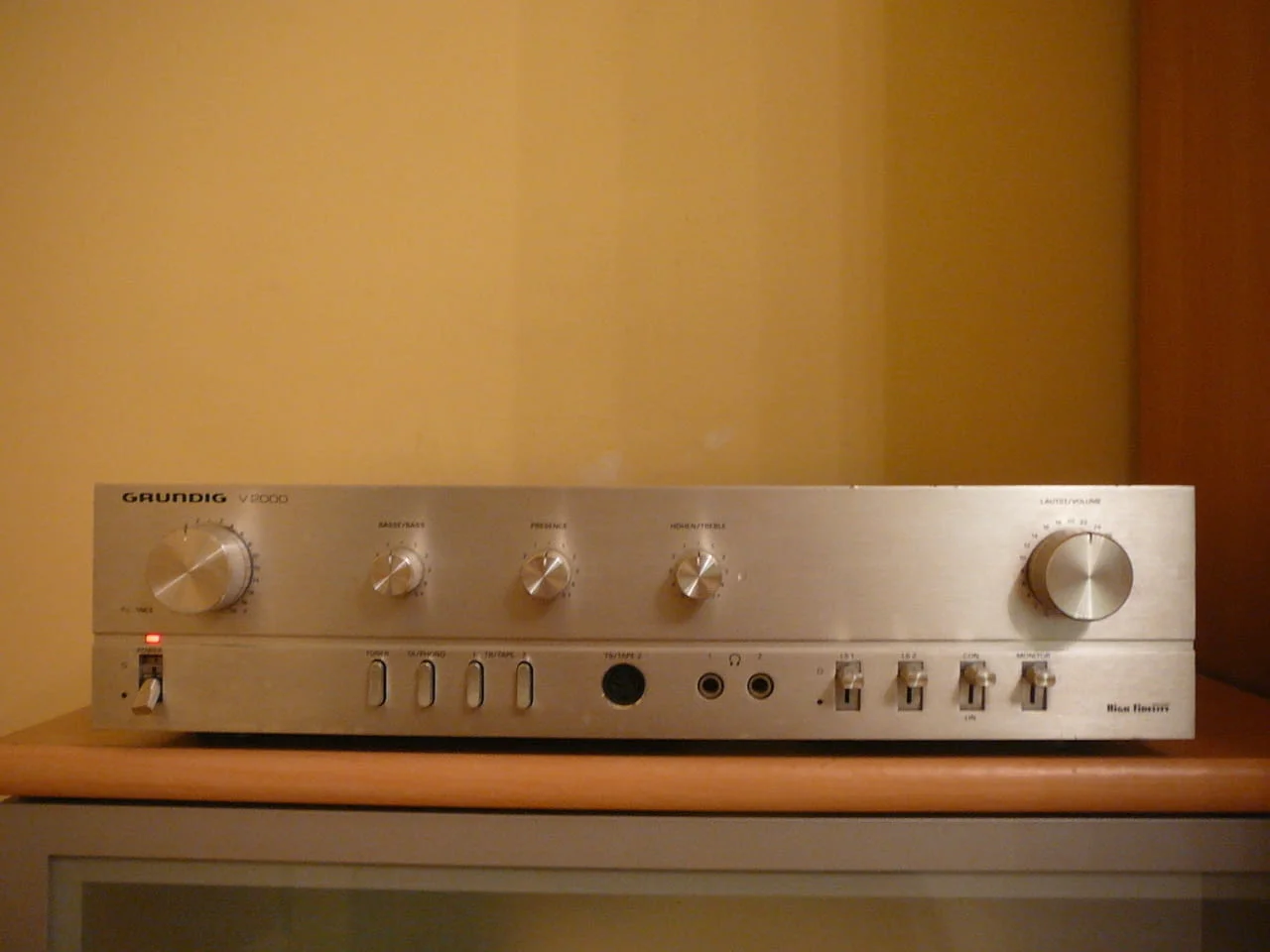 Grundig v-2000