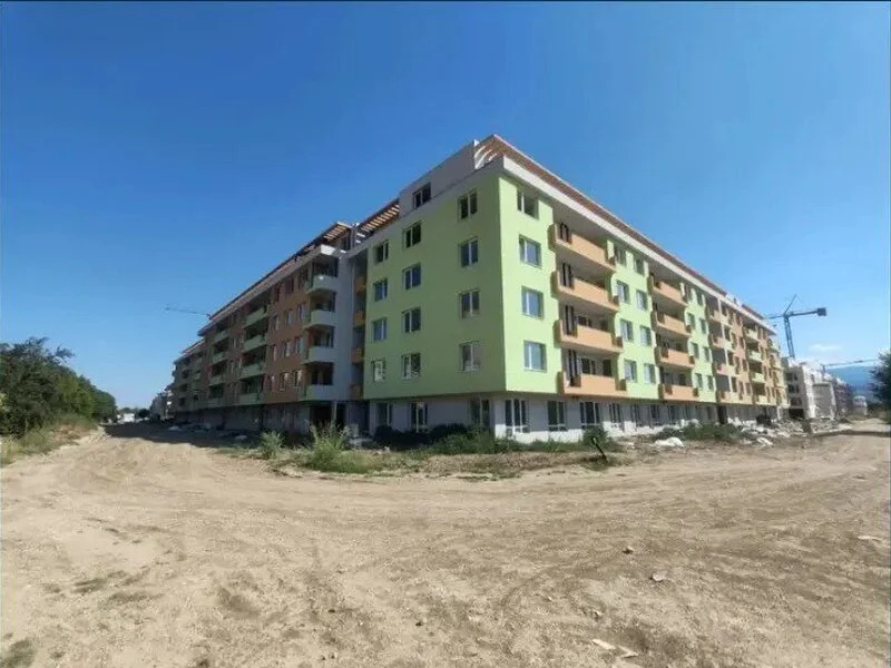 Тристаен апартамент, Остромила