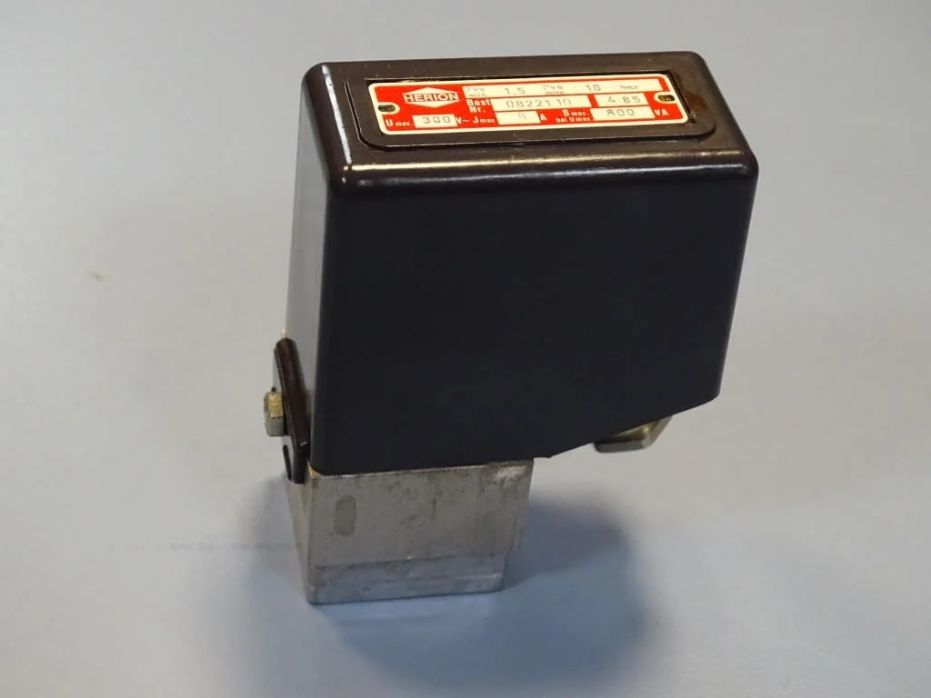 Пресостат за налягане HERION 0822110 pneumatic control pressure switch 380VAC G1/4 — снимка 5