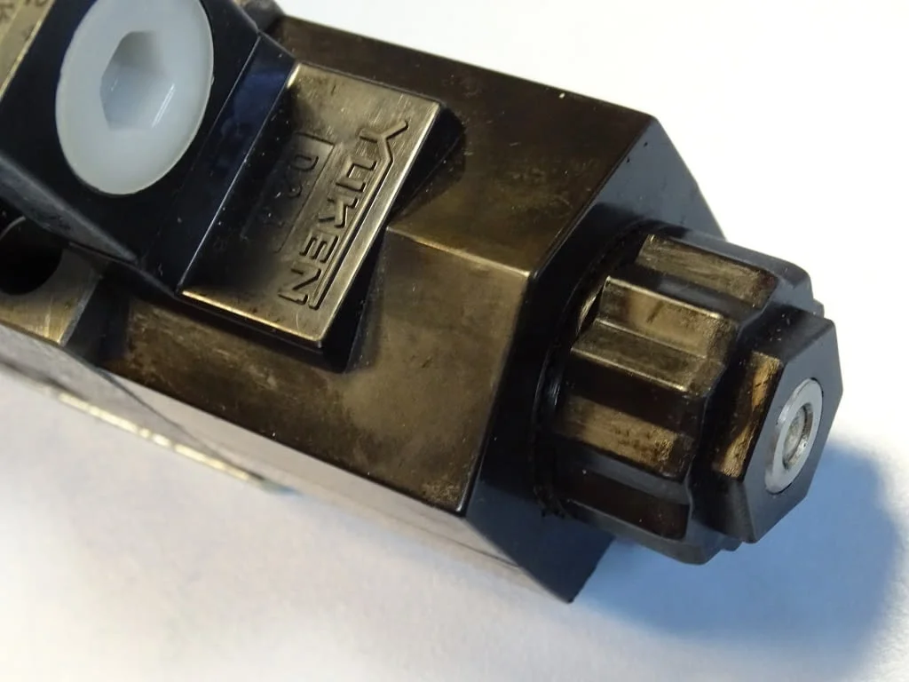 Хидравличен разпределител YUKEN DSG-01-3C4-D24-50 directional valve 24VDC — снимка 4
