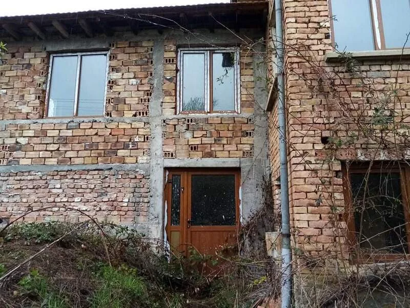 Къща,след значителен ремонт,за довършване