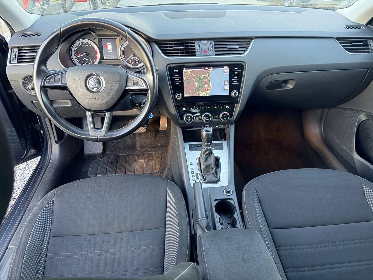 Skoda Octavia комби 1.5 TSI 150 кс., автоматик, 2020 г., евро 6, 2 ключа, теглич, много добро състоя — снимка 10