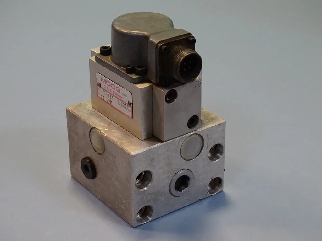 Серво клапан MOOG mod 77-720/77-715 flow control servo valve — снимка 2