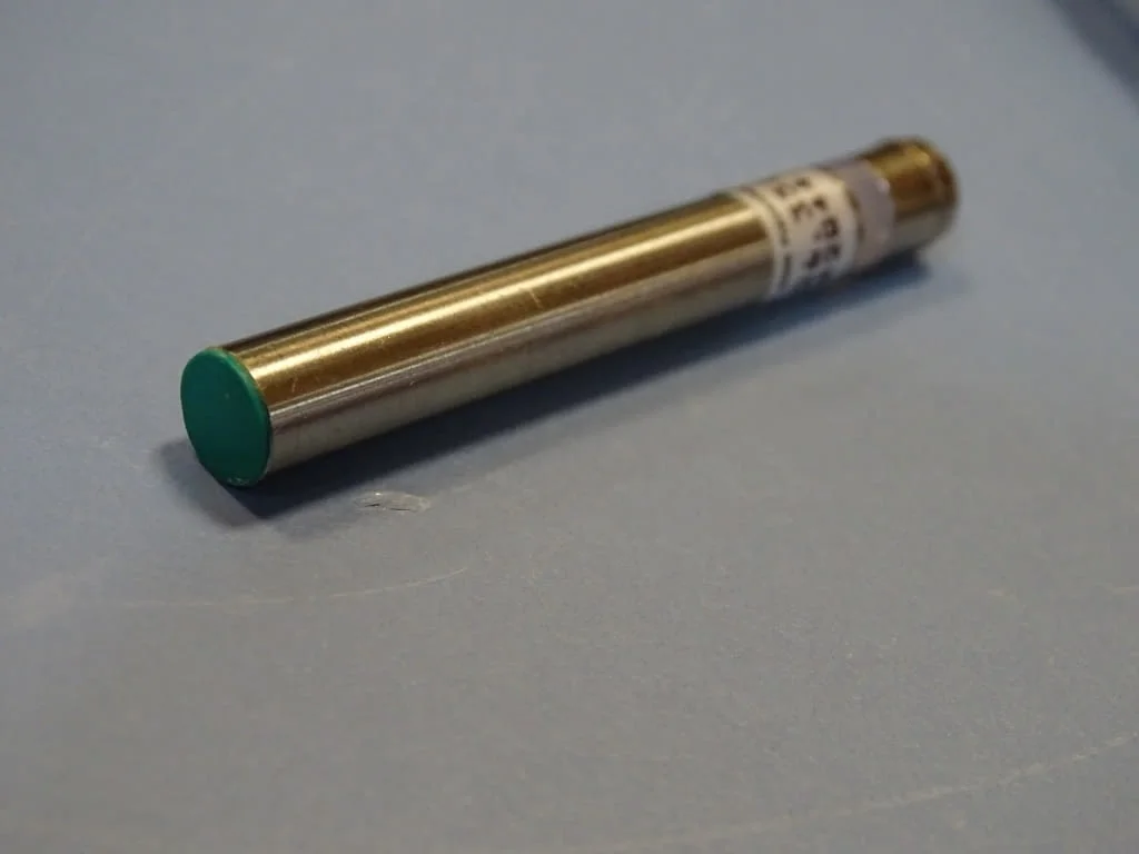 Индуктивен датчик Baumer Electric IFR 06.26.35/S8/L inductive sensor — снимка 6