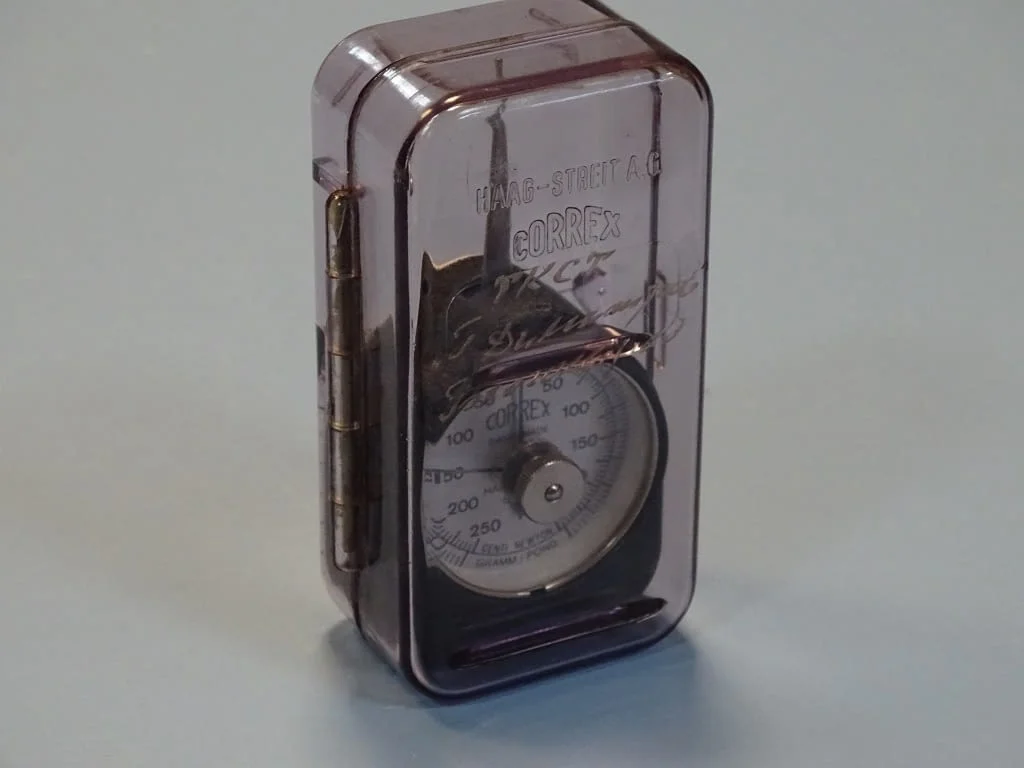Грамометър CORREX HAAG-STREIT Bern tension gauge Gramm Pond 250-0-250 — снимка 6