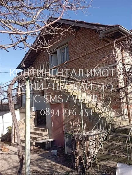 Кодг 63185. Двуетажна тухла/бетон къща 120м2 с голям двор 1200м2. Достъпът до втория скосен етаж е п — снимка 2