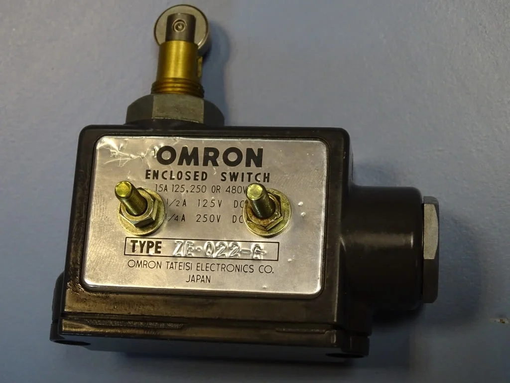 Изключвател Omron ZE-Q22-G Enclosed Switch Roller Plunger 15A — снимка 5
