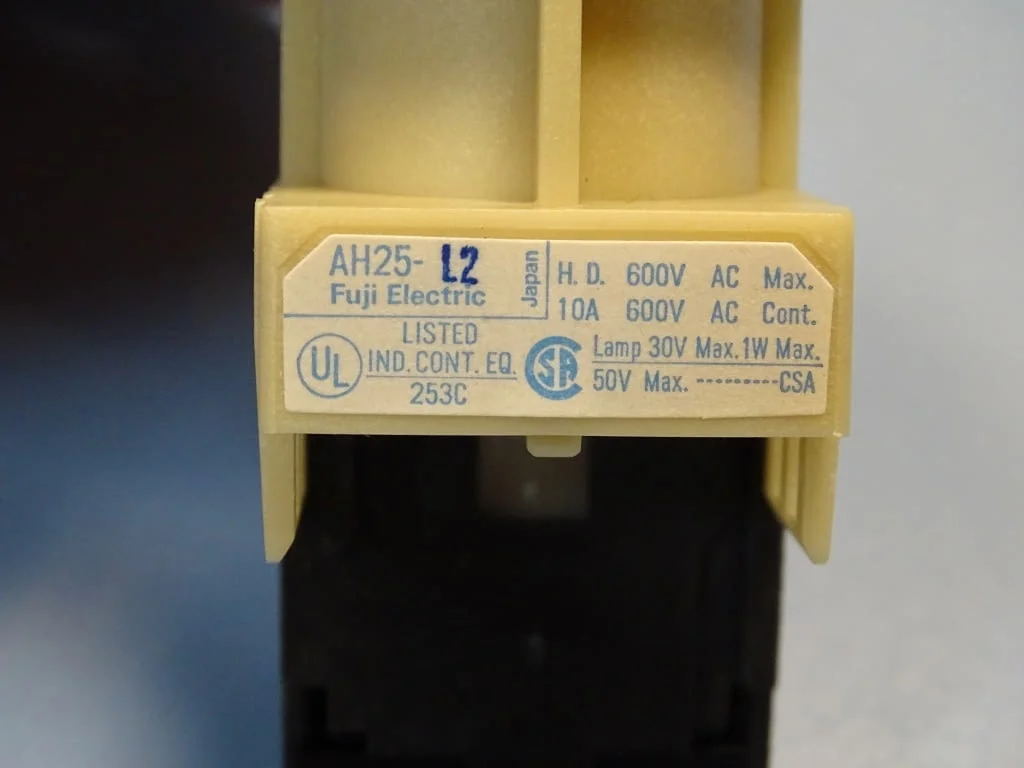 Команден бутон (светещ) червен FUJI Electric AH25-L2R10E command switch — снимка 3