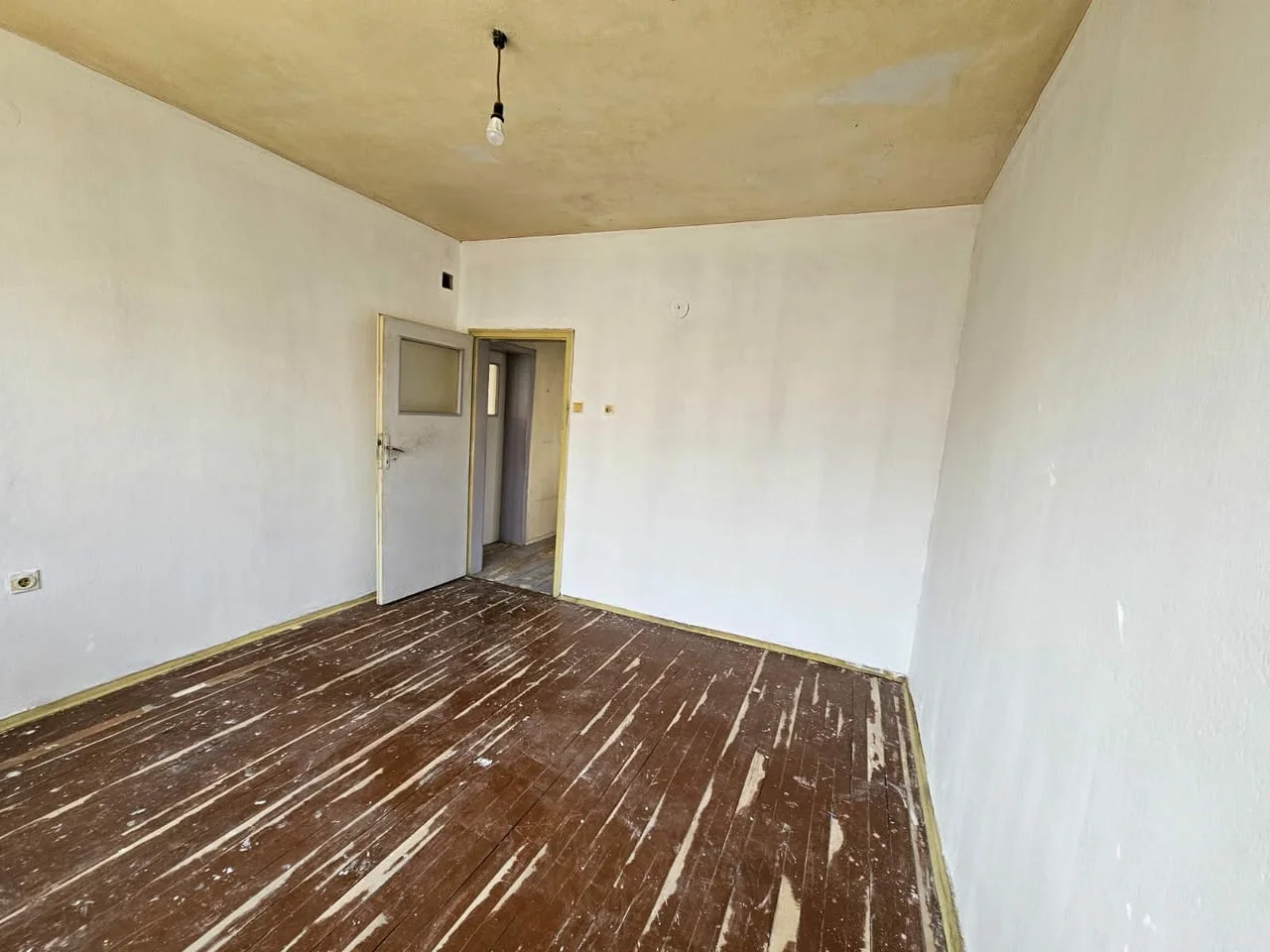 Продаваме тристаен апартамент в кв. Смирненски — снимка 5