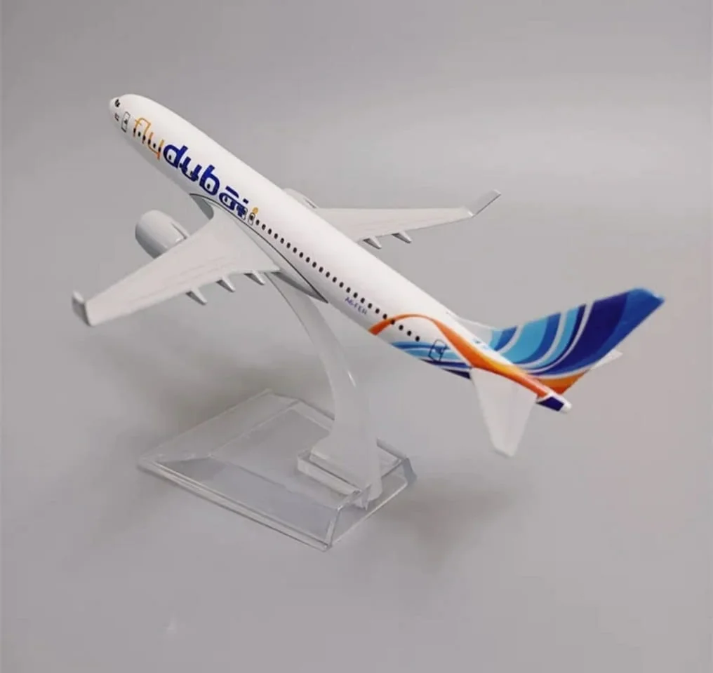 Бойнг 737 самолет Fly Dubai модел макет метален лайнер полет куфари багаж аиокомпания пътник всеки — снимка 4