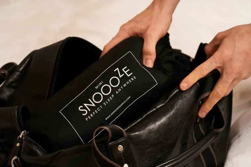 Мини възглавница за пътуване SnooozeGo, Пухена алтернатива, лека, дишаща с премиум памучен калъф — снимка 8