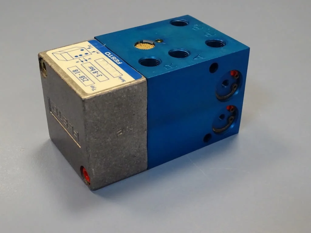 Пневматичен контролен блок Festo ZSB 1/8(576656) control block for two — снимка 6